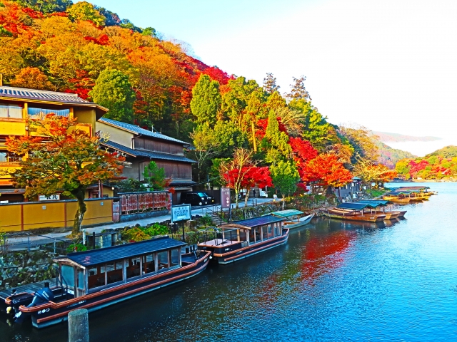 日本三大紅葉名所のひとつである京都・嵐山の紅葉